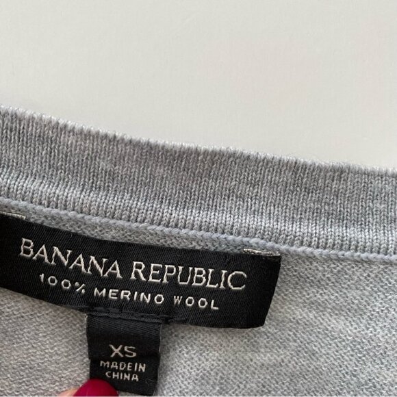 Banana Republic sweater with v-neck and long  sleeves in 💯 merino wool - Picture 7 of 10
